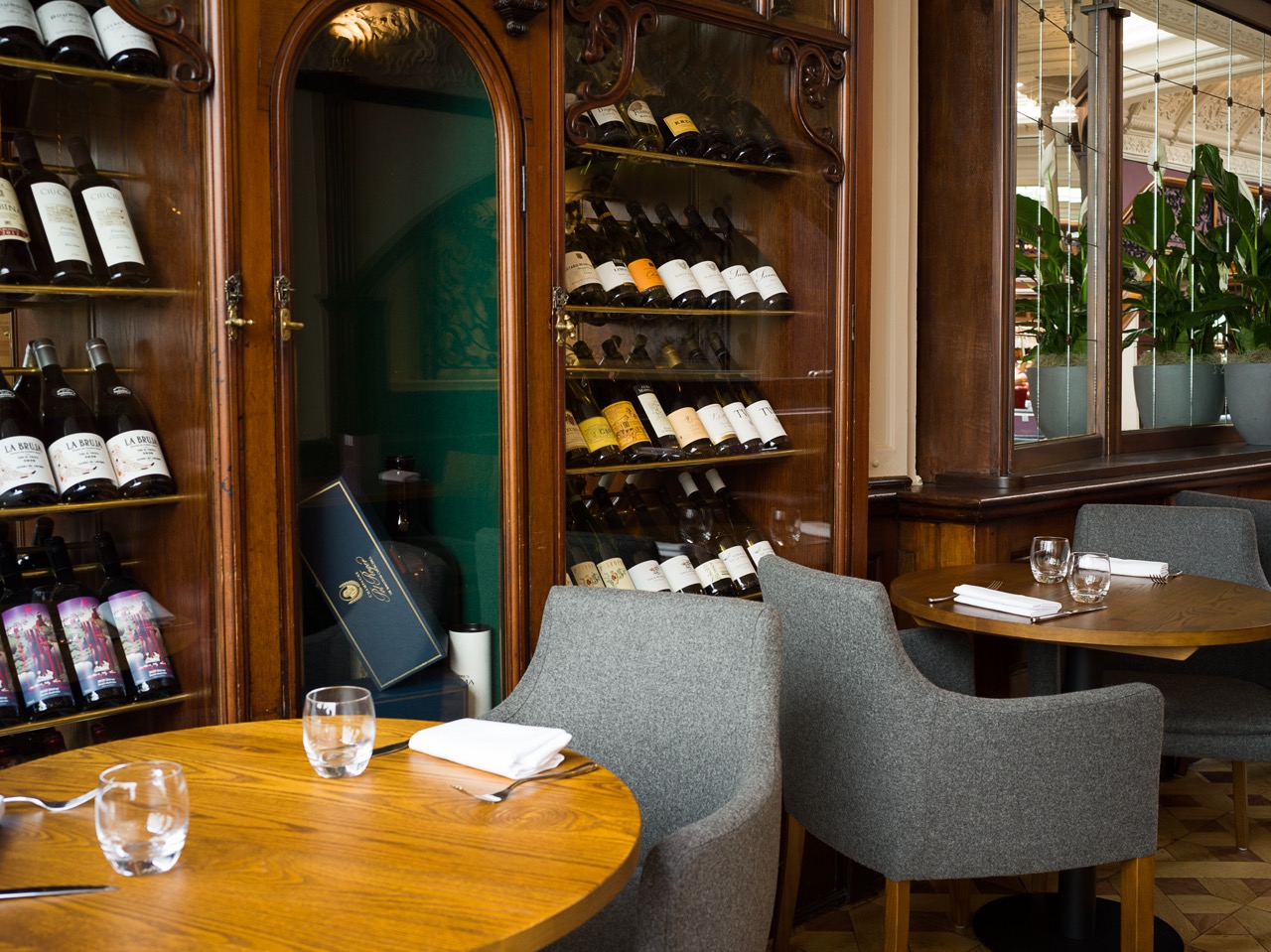 Mayfair Timeless Design Timeless Mayfair character, designed for modern dining - Design ID